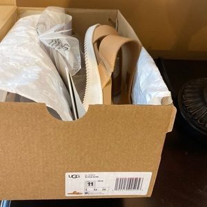 100% authentic Ugg women sandals size 11m. Brand new in original box.